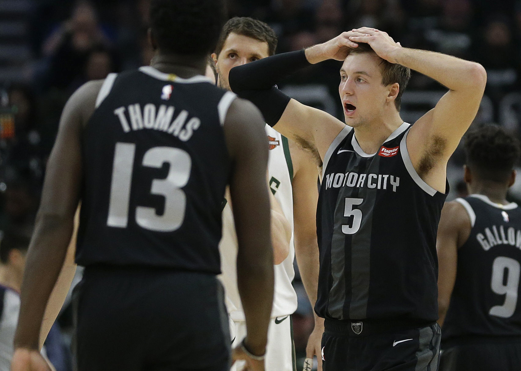 Bucks 121, Pistons 86